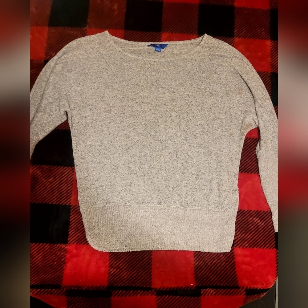 Ladies Super soft sweater by Apt.9 Has 3/4 legnth sleeves. Beige/Sand colored.